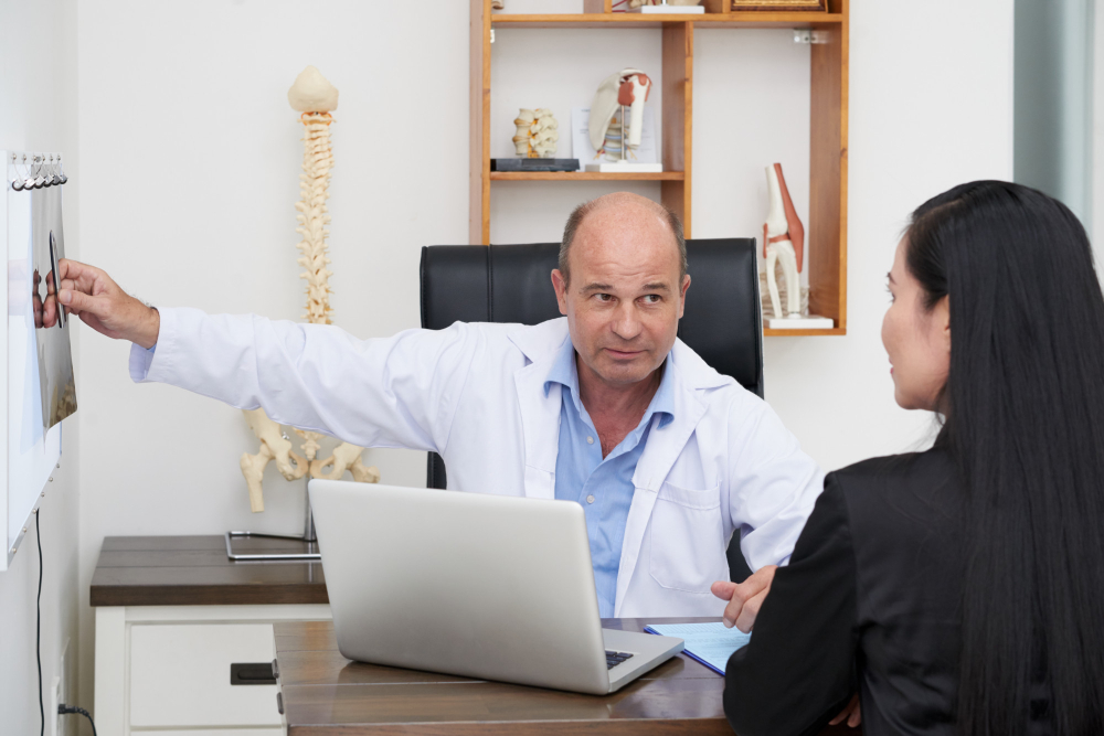 Specialist treating hip conditions including arthritis and bursitis in Manalapan NJ