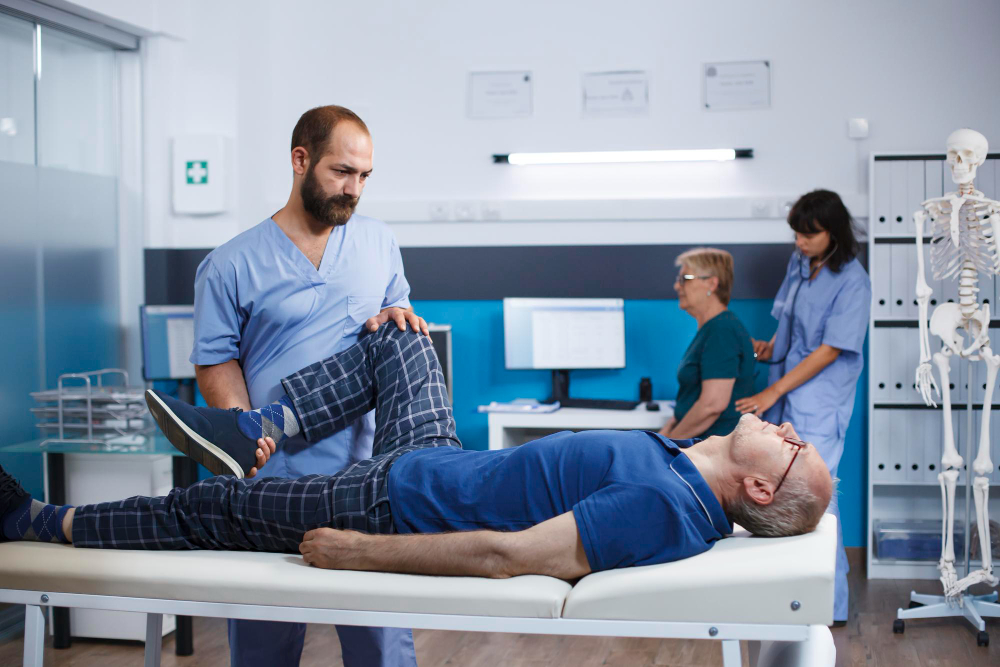 Knee pain treatment focusing on root cause such as inflammation and joint damage